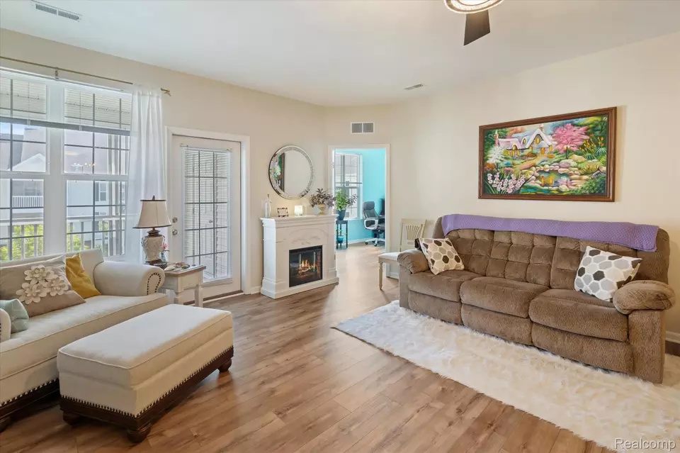 Living - 1926 Coventry Rd, Jackson, MI 49201 photo 3 of 4