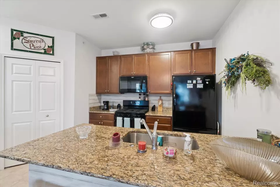 Kitchen - 1926 Coventry Rd, Jackson, MI 49201 photo 2 of 5