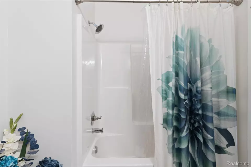 Bath - 1926 Coventry Rd, Jackson, MI 49201 photo 2 of 3