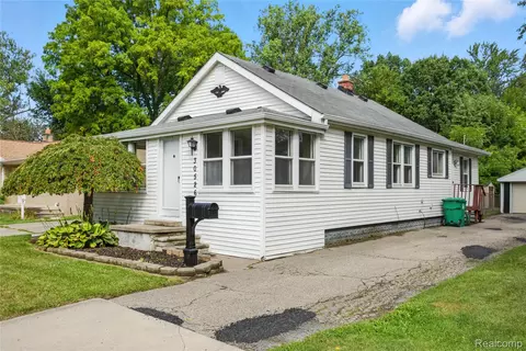 30526 Dawson St, Garden City, MI 48135
