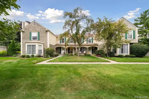1484 Saddle Ln, Rochester Hills, MI 48306