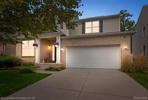 27087 Victoria Rd, Novi, MI 48374