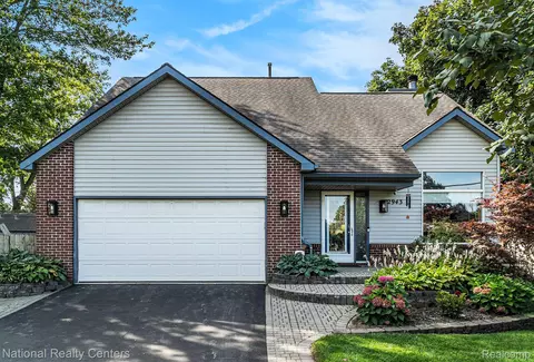 2943 N Lake Angelus Rd W, Waterford, MI 48329