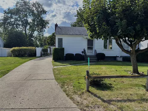 304 S Lemen St, Fenton, MI 48430