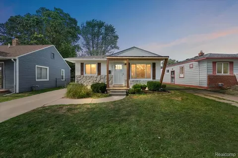 22701 Lake Dr, Saint Clair Shores, MI 48082