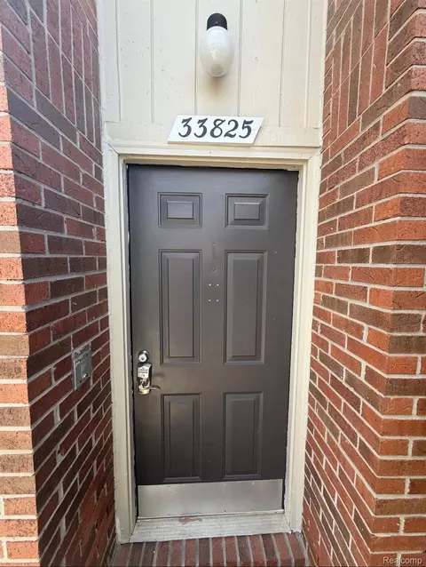 33825 Pondview Cir, Livonia, MI 48152