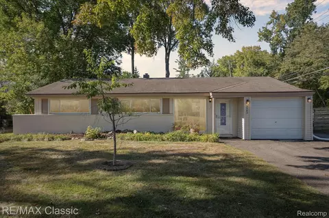 2583 Empire Dr, West Bloomfield, MI 48324