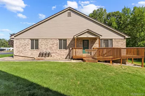 1039 Old Leake Ct #200, Holly, MI 48442