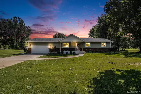 457 Inverness St, Howell, MI 48843
