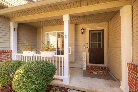 326 Redmaple Ln #365, Brighton, MI 48116