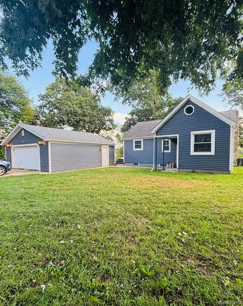 2259 Jackson Blvd, Highland, MI 48356
