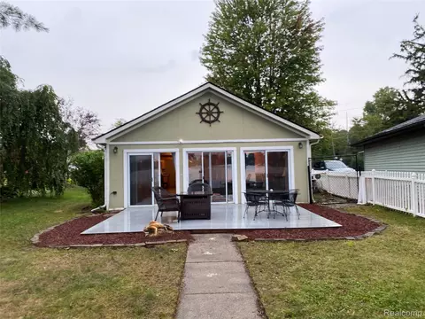 7825 Elizabeth Lake Rd Bch, Waterford, MI 48327