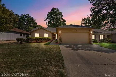 27226 Warner Ave, Warren, MI 48092