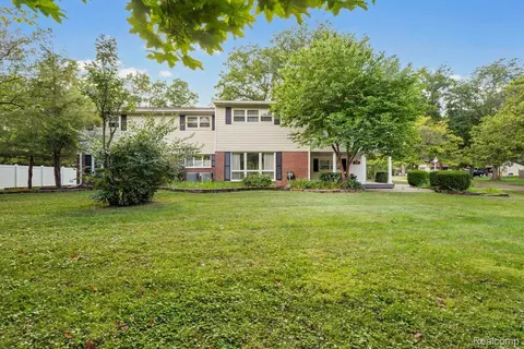 21220 Thorofare Rd, Grosse Ile, MI 48138