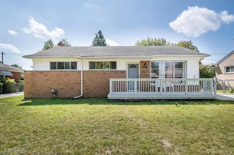 5134 Canterbury Ln, Warren, MI 48092