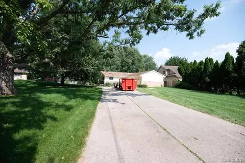 880 Bay St, Pontiac, MI 48342