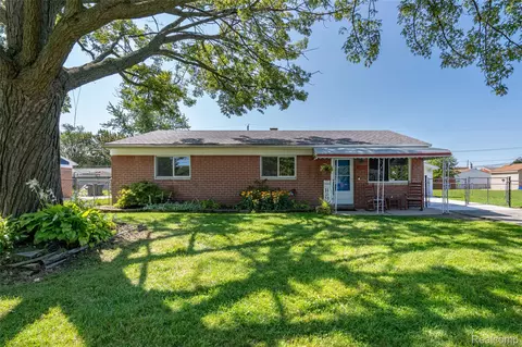 22634 Edgewater St, Saint Clair Shores, MI 48082