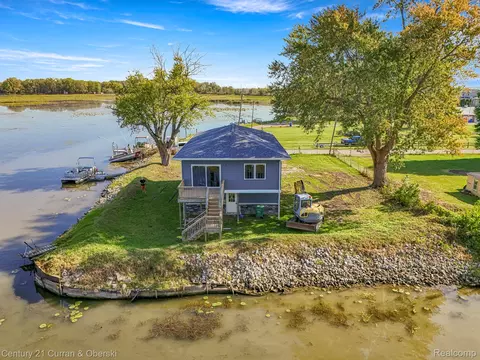 6809 Lakeshore Dr, Estral Beach, MI 48166