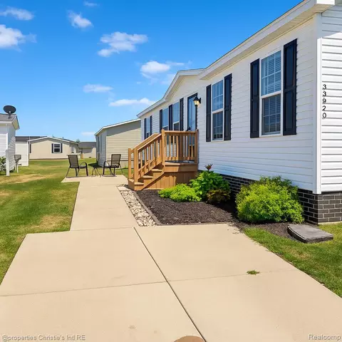 33020 Spruce Ct, Lenox, MI 48048