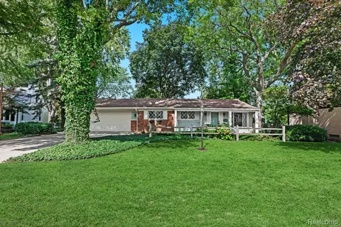 22319 Gordon Rd, Saint Clair Shores, MI 48081