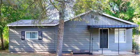 5502 Rowley Blvd, Waterford, MI 48329
