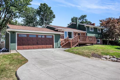 1035 Wyman Dr, Waterford, MI 48328