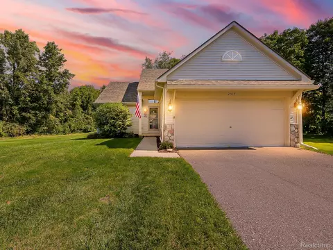 2517 Pine Dr, Wixom, MI 48393