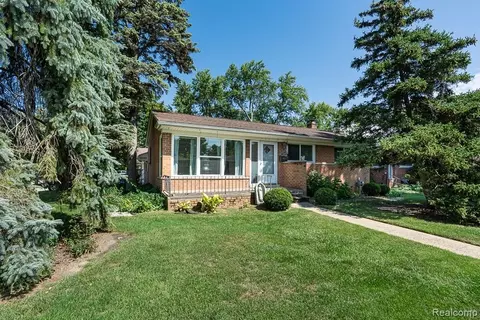 21221 Sunnyview St, Clinton Township, MI 48035