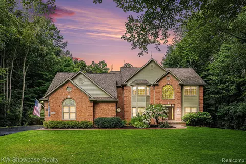 6060 Rosewood Pkwy, White Lake, MI 48383