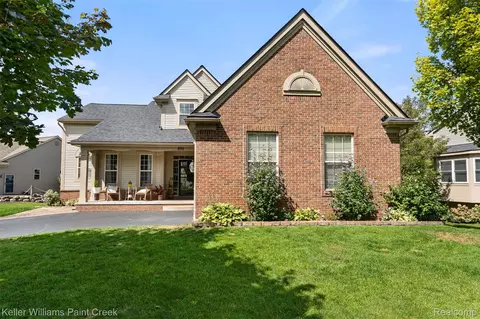 892 W Peninsula Ct, Oxford, MI 48371
