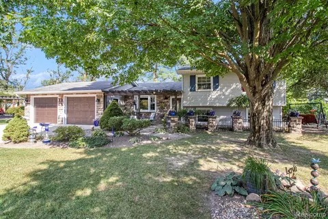 10000 Sonora Dr, Fenton, MI 48430