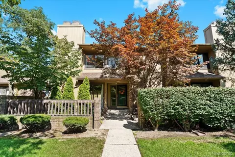 1737 S Hill Blvd E, Bloomfield Hills, MI 48304