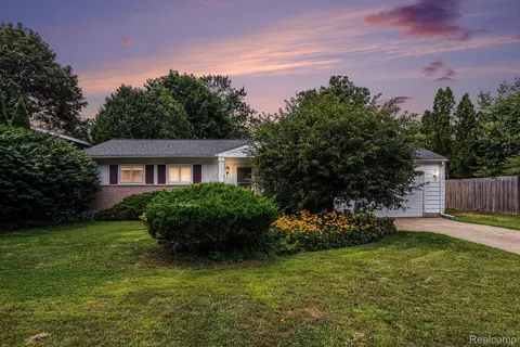 6095 Sunnydale Rd, Independence, MI 48346