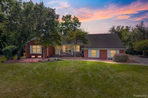 31069 Munger Dr, Livonia, MI 48154