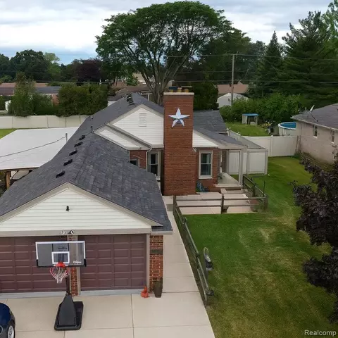 8949 Roslyn St, Livonia, MI 48150