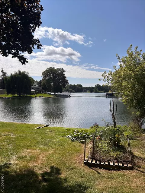 10023 Cedar Shrs, White Lake, MI 48386