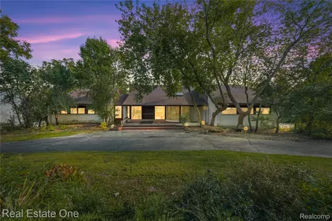 2276 Shore Hill Dr, West Bloomfield, MI 48323