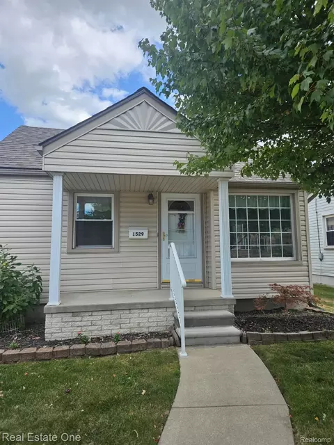 1529 8th St, Wyandotte, MI 48192