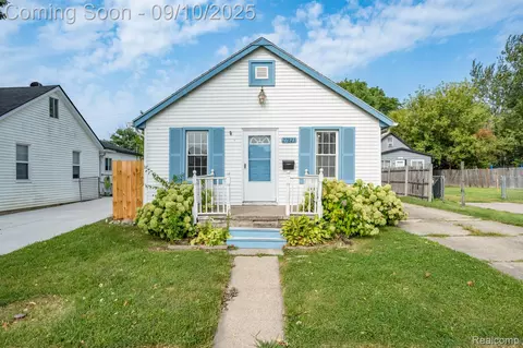 27823 Lasslett St, Roseville, MI 48066