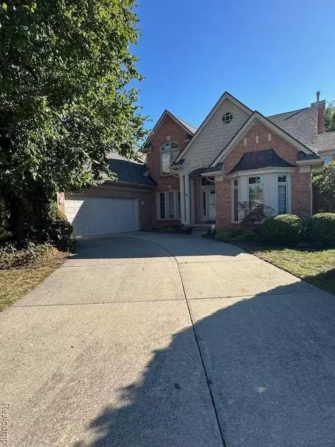 2155 Mackwood Ct, Rochester Hills, MI 48307