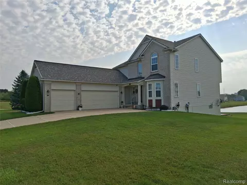 415 Lake Laura Dr, Pontiac, MI 48341