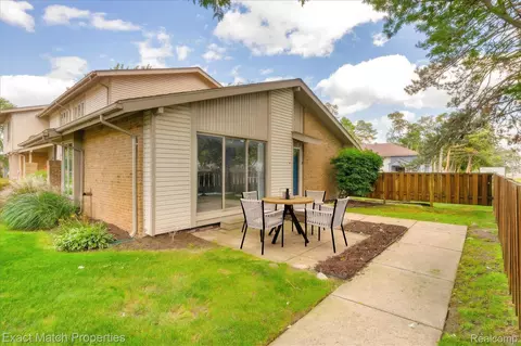 4 Willow Way, Waterford, MI 48328