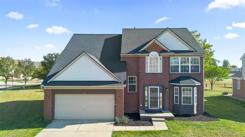 758 Pine Ridge Ln, Madison Heights, MI 48071
