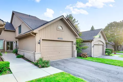 29556 Sierra Pointe Cir, Farmington, MI 48331