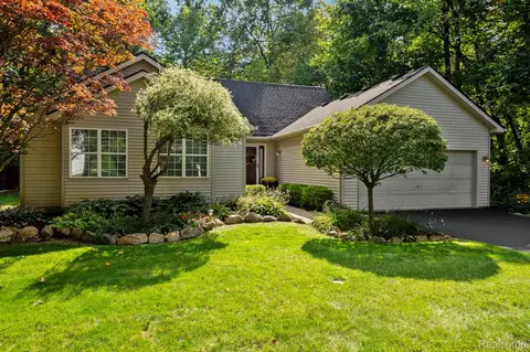 9438 Appleview Ct, Brighton, MI 48116