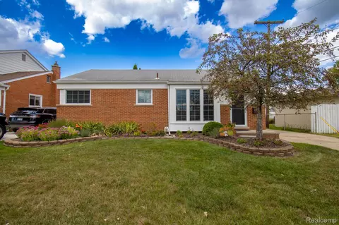 32532 Sandra Ln, Westland, MI 48185