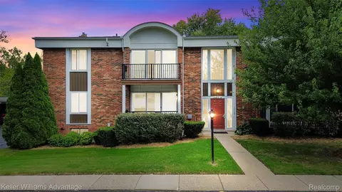 29464 Bobrich St #49, Livonia, MI 48152
