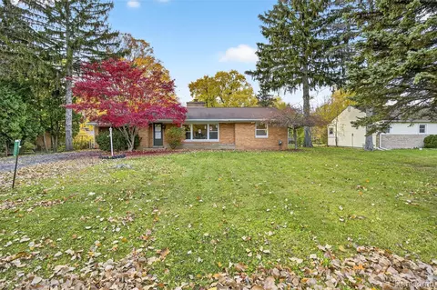 1321 Rainbow Dr, Saginaw, MI 48638
