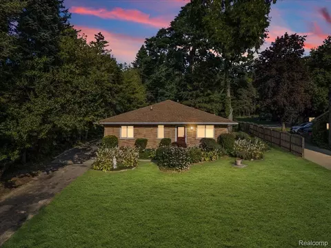49222 Fairchild Rd, Macomb, MI 48042