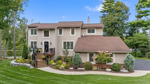 2764 Armstrong Dr, Orion, MI 48360